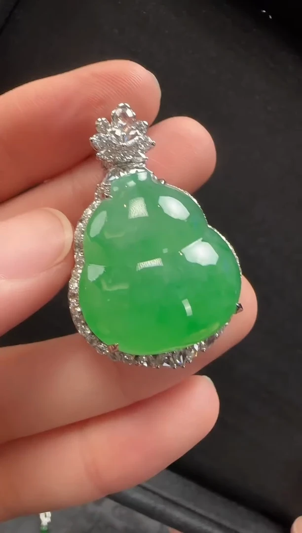 颈饰18K金镶嵌翡翠612葫芦一个