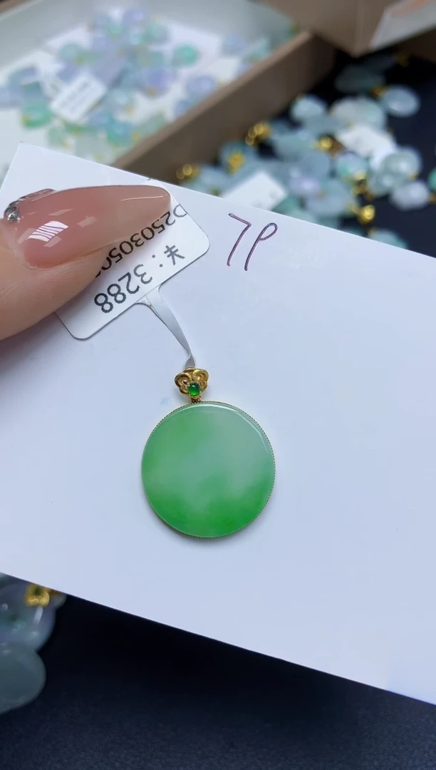 翡翠18K金镶嵌颈饰 天然翡翠A货