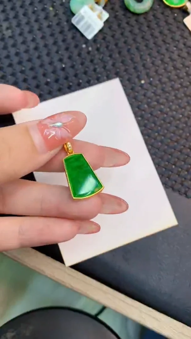 颈饰未镶嵌翡翠1