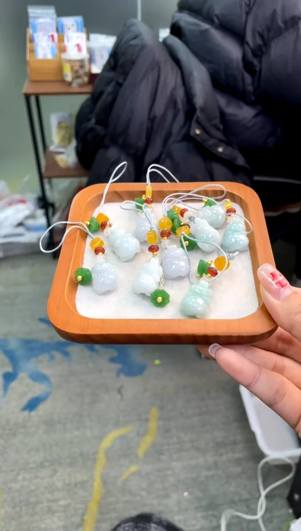 【闪购商品】翡翠吊坠(不含链)未镶嵌小猪多样性发货发一件