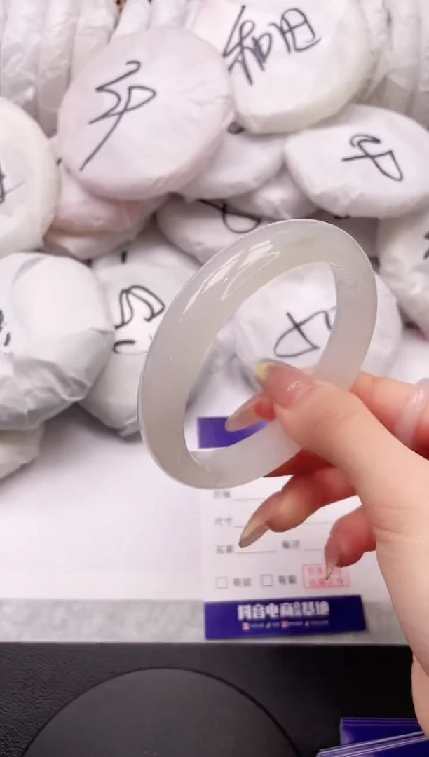 【闪购商品】石英质玉手镯未镶嵌23K48-62