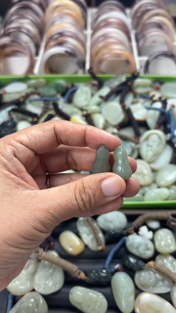 颈饰未镶嵌和田玉（多样性发一件）没有证书有瑕
