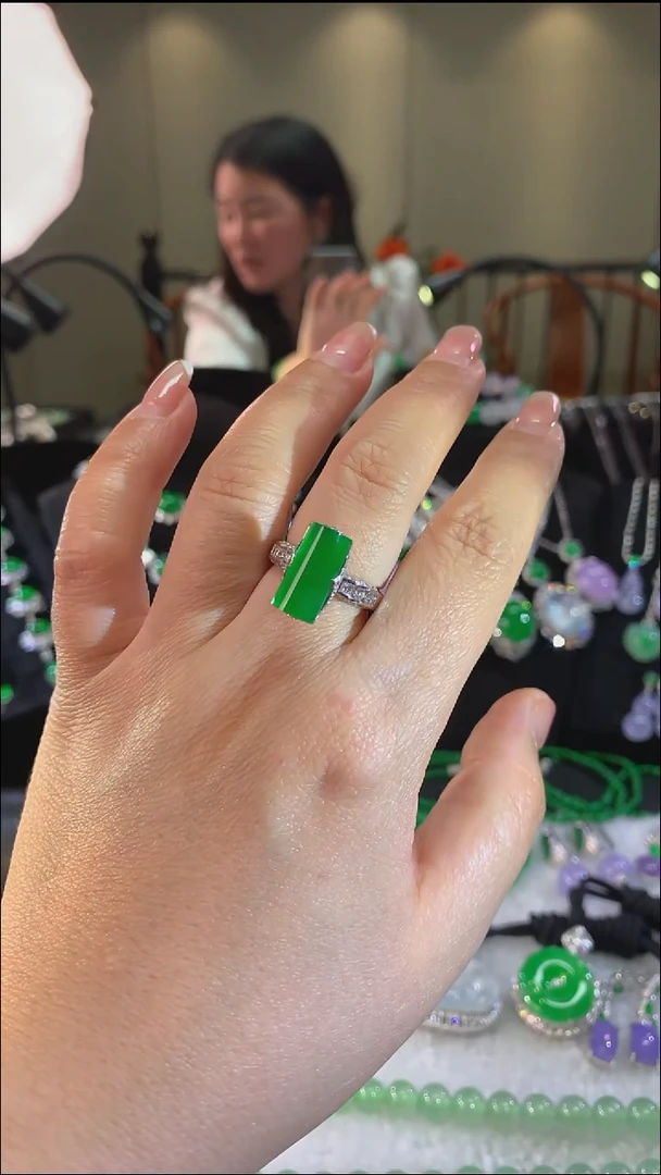 18K金镶嵌戒指翡翠戒指