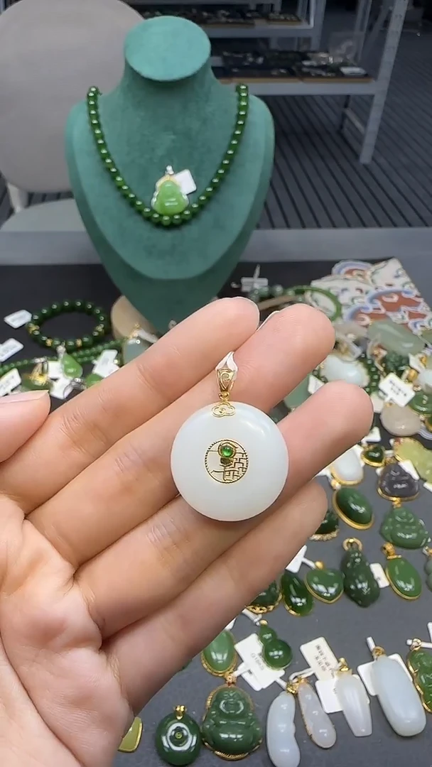 18K金镶嵌和田玉挂件1