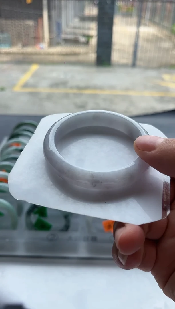 翡翠手镯未镶嵌翡翠1