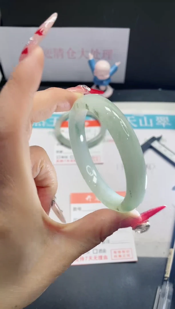 【闪购商品】石英质玉手镯未镶嵌48