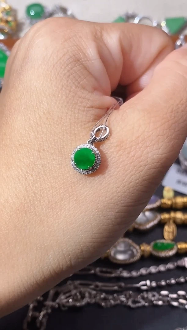 翡翠18K金镶嵌颈饰吊坠