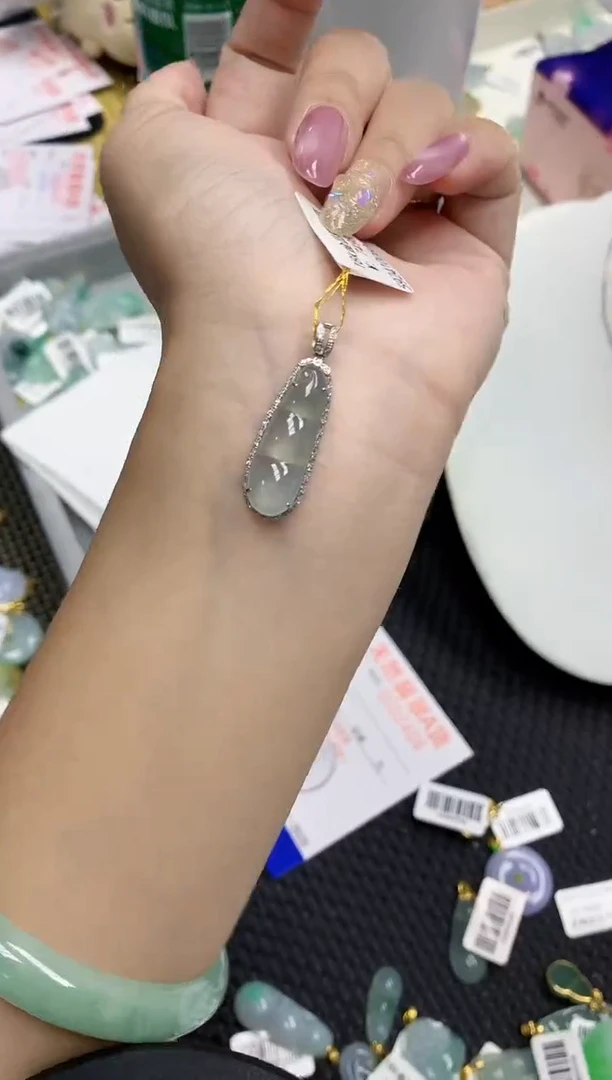 翡翠18K金镶嵌颈饰1111111111