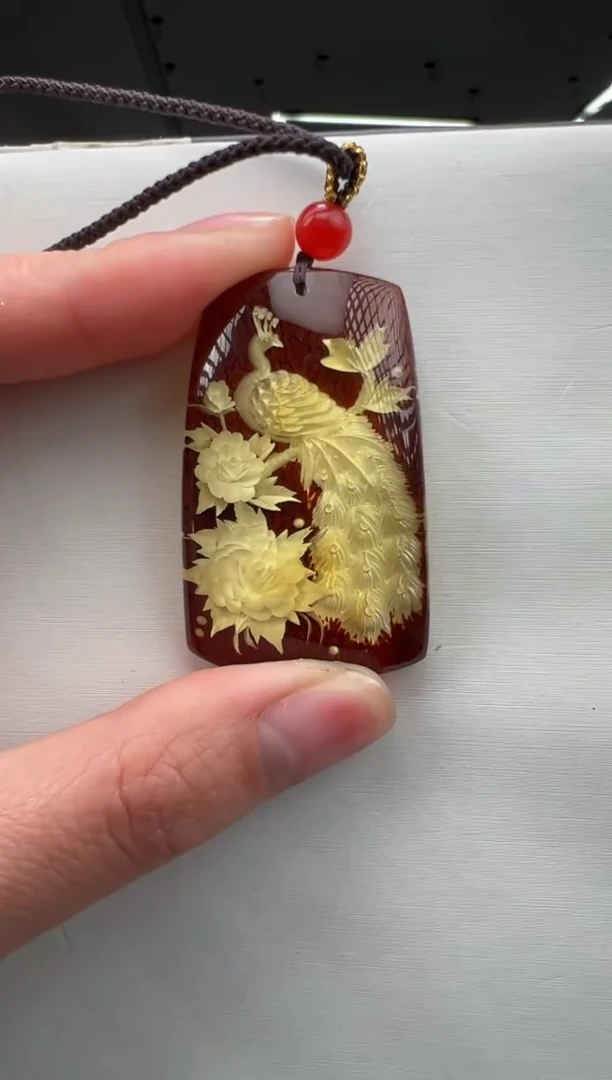 琥珀颈饰未镶嵌孔雀