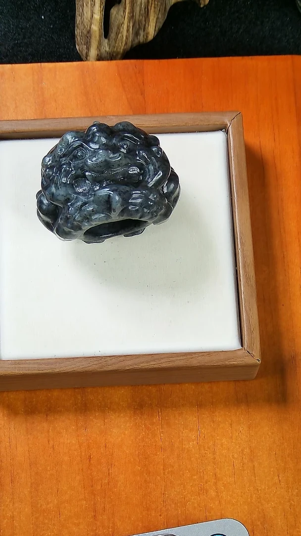 颈饰未镶嵌和田玉兽面扳指