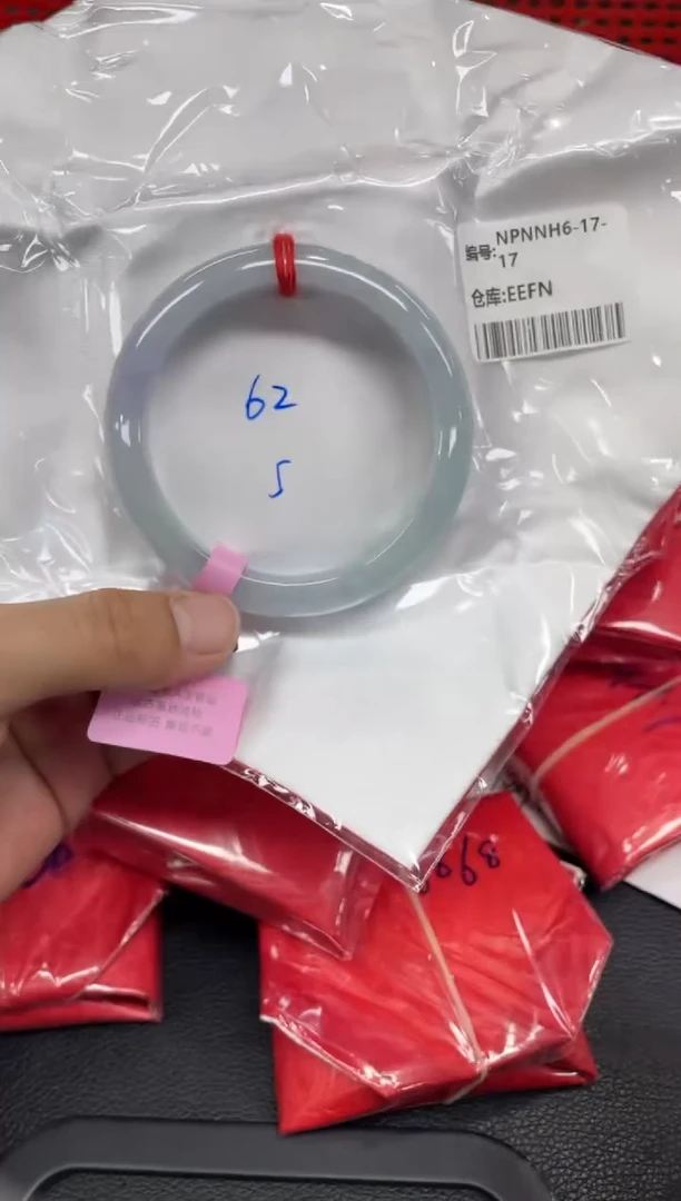 翡翠手镯未镶嵌翡翠手镯