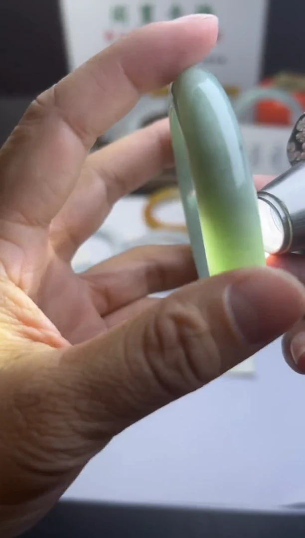 翡翠手镯未镶嵌?**侠天然缅甸翡翠手镯买断不退换