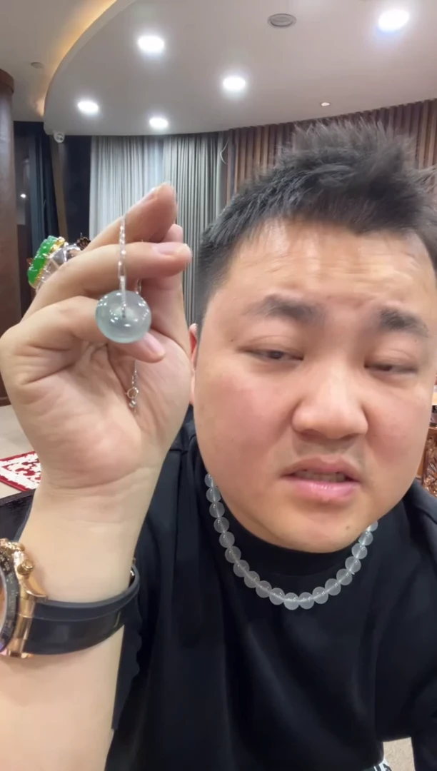 颈饰18K金镶嵌翡翠吊坠