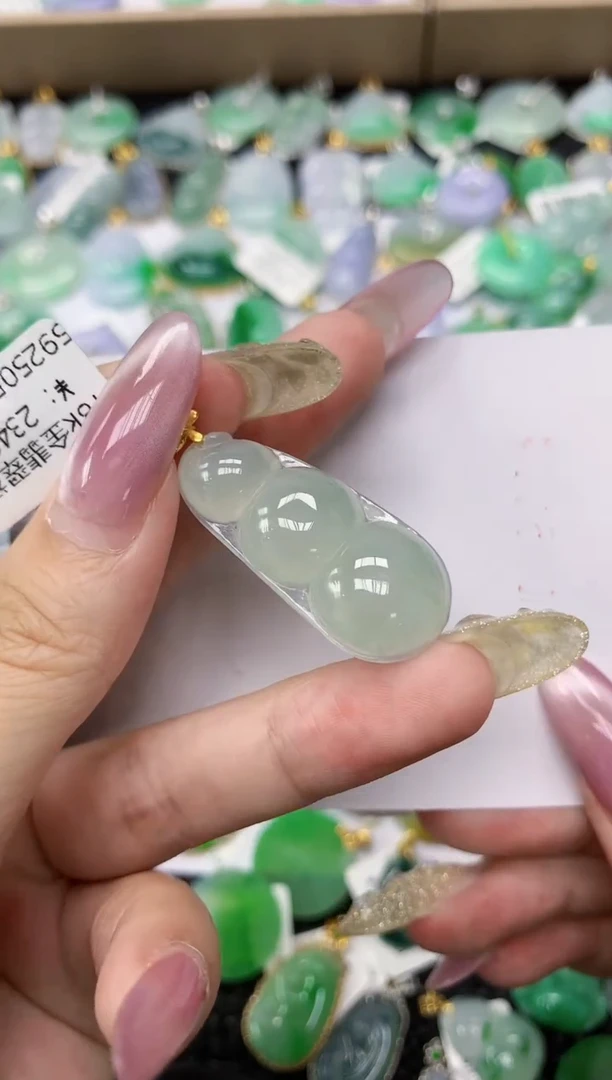 翡翠18K金镶嵌颈饰1111111111