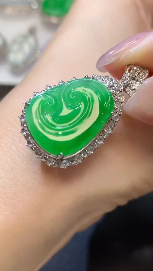 【闪购商品】翡翠吊坠(不含链)18K金镶嵌A50