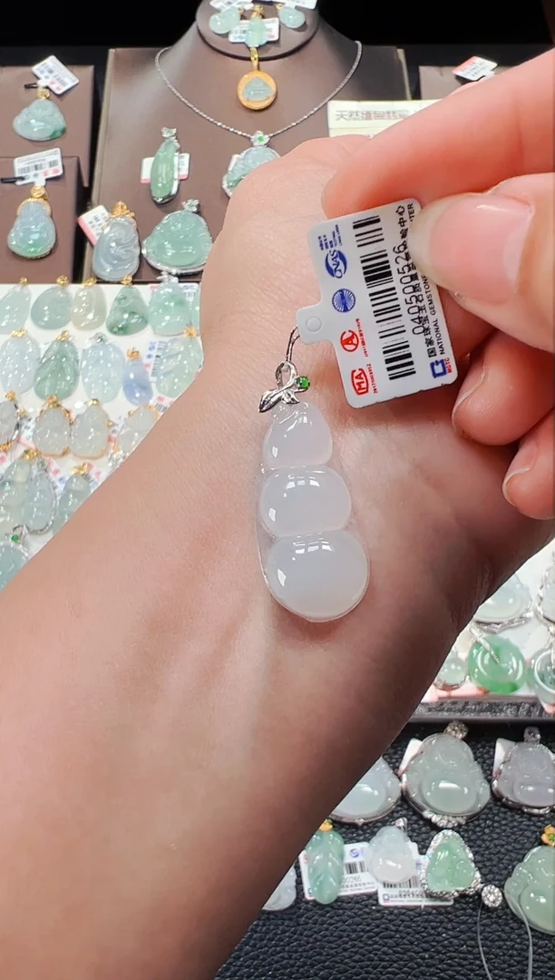 【闪购商品】翡翠吊坠(不含链)18K金镶嵌福豆吊坠526