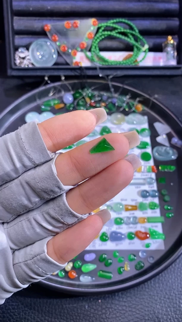 未镶嵌挂件翡翠切割