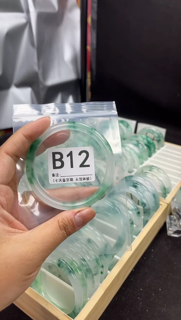 【闪购商品】石英岩玉手镯未镶嵌B12