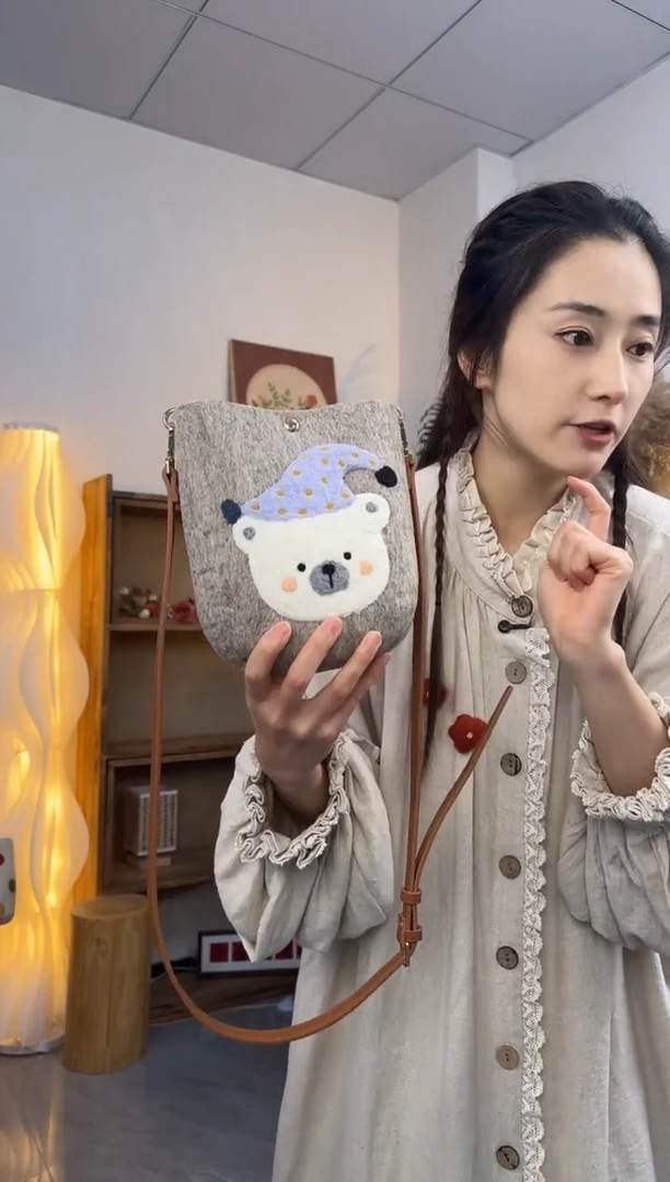 羊毛非遗纯手工包  手机包灰小熊