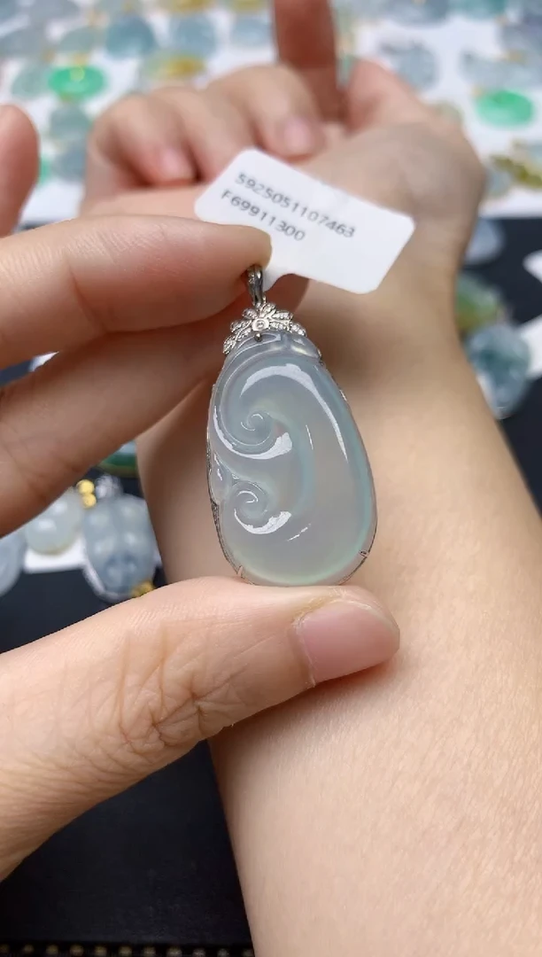 翡翠18K金镶嵌颈饰天然缅甸A货翡翠