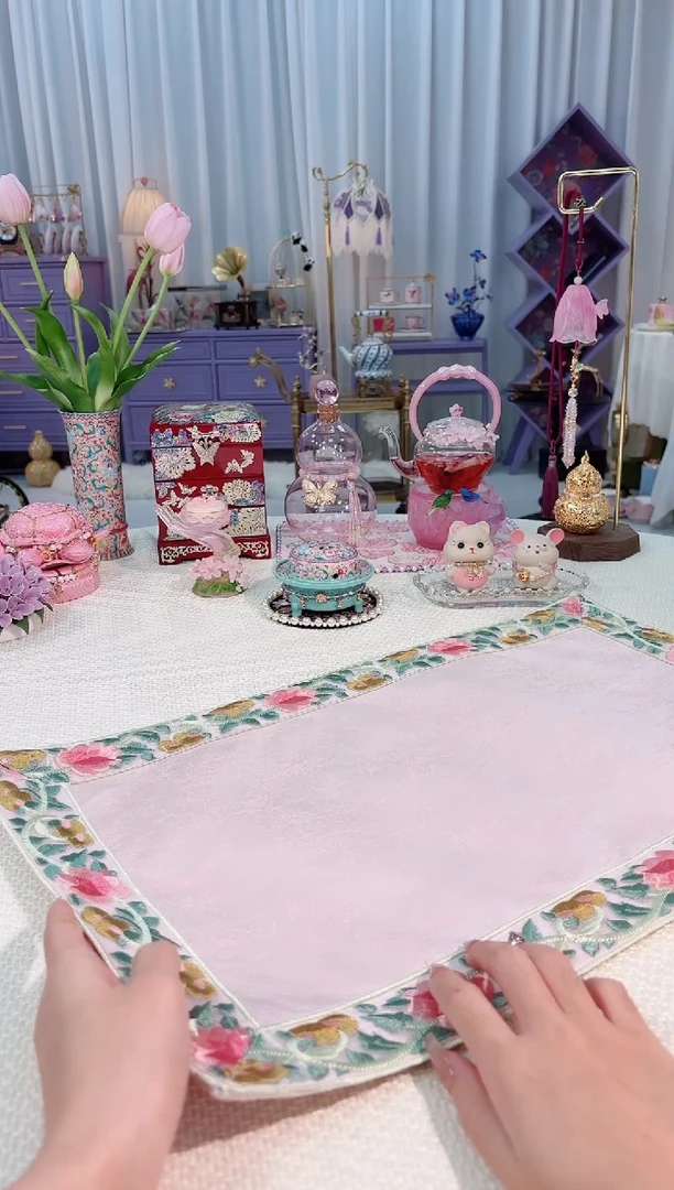 粉底花边茶席如图----