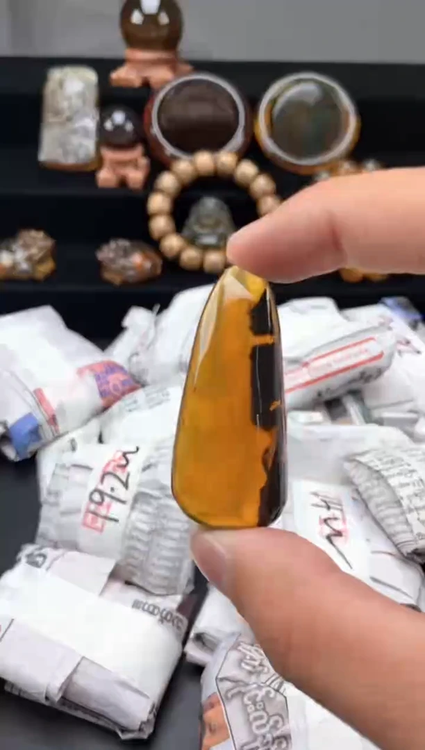 琥珀颈饰未镶嵌植物珀随形吊坠