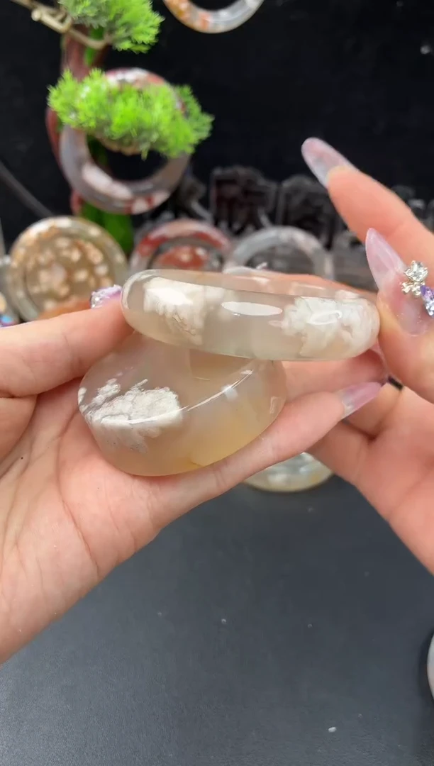 未镶嵌手镯（圆镯）石英质玉54.1