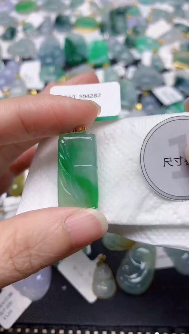 颈饰18K金镶嵌翡翠天然缅甸A货翡翠