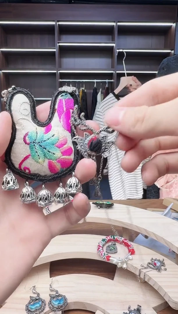 织绣327蒙阿苏苗绣传承