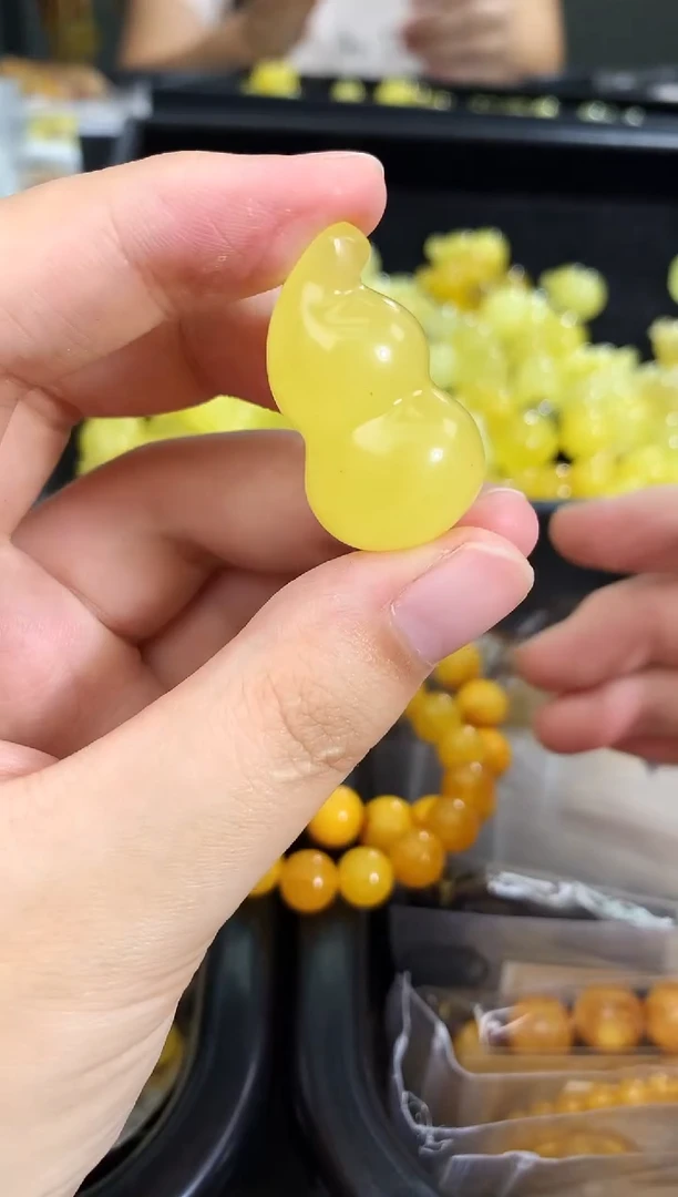 未镶嵌琥珀珠宝奇石90