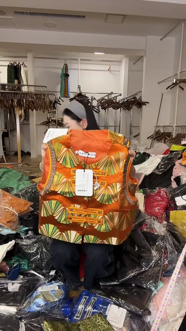 马甲       M码       80-105斤