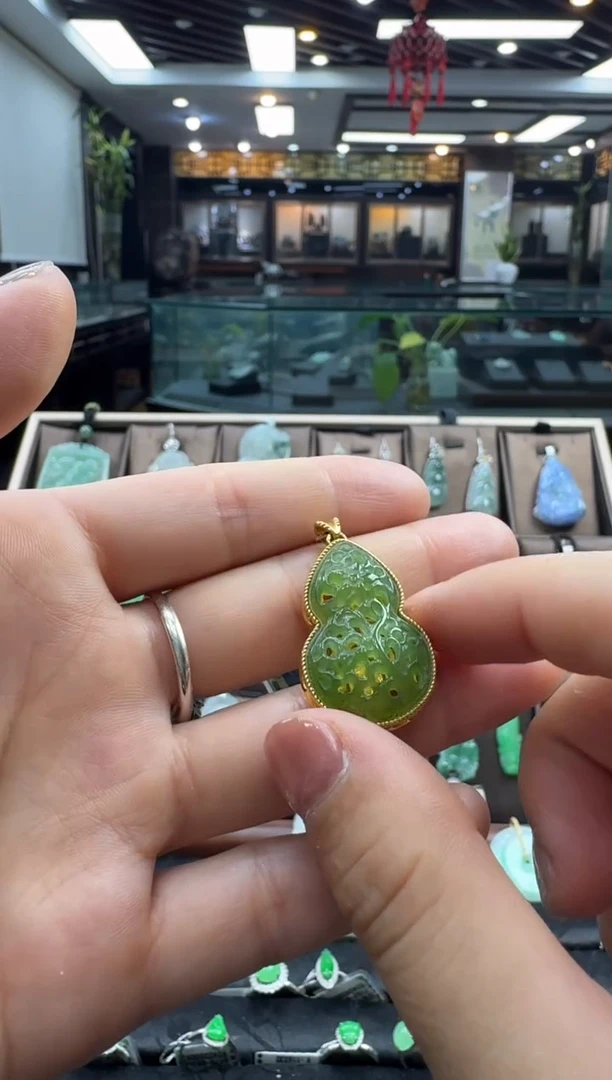 颈饰18K金镶嵌和田玉葫芦