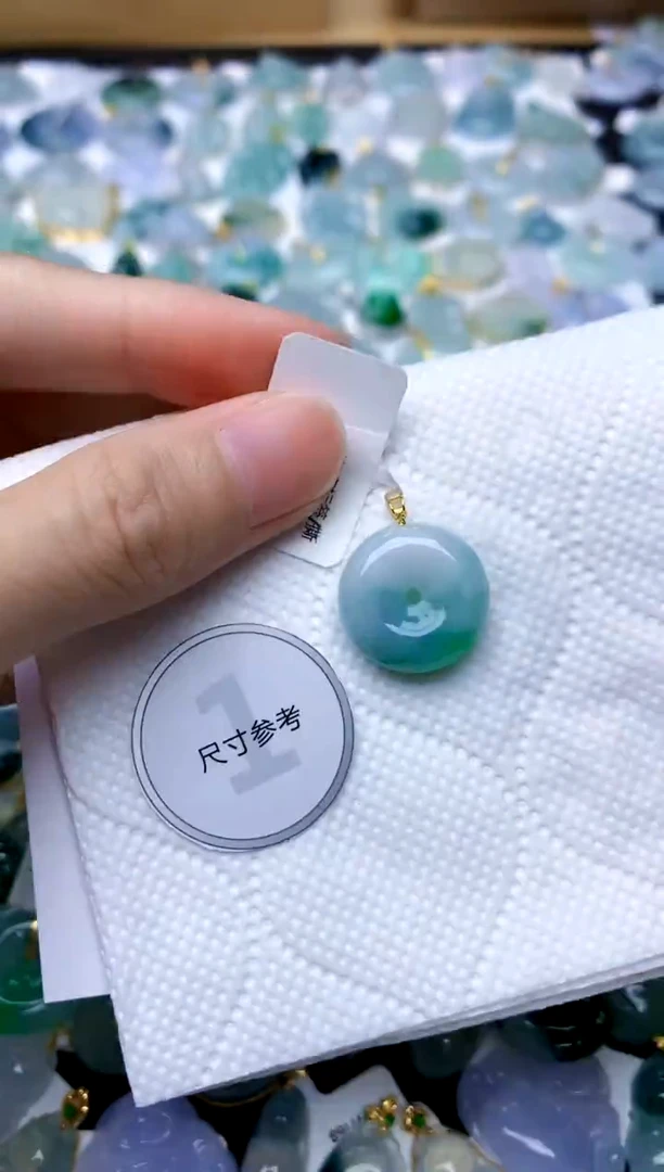 颈饰18K金镶嵌翡翠天然A货翡翠