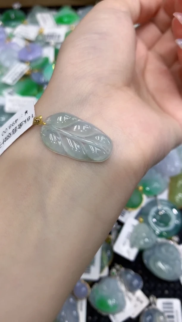 翡翠18K金镶嵌颈饰111111111111