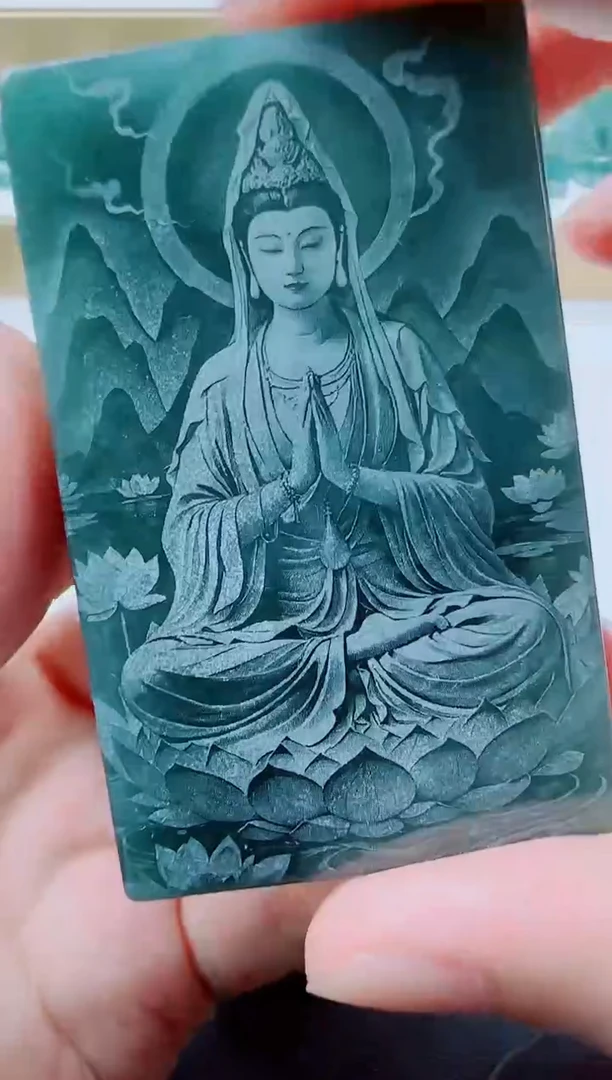 翡翠未镶嵌颈饰方观音