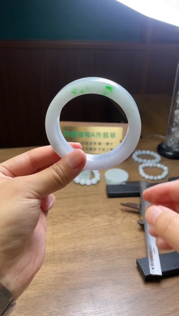 未镶嵌手镯定制翡翠蜗**毒定制