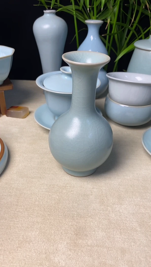 微微瑕仿古釉鹅颈瓶