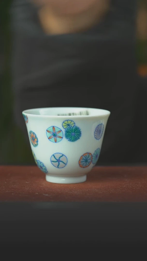 陶瓷斗彩皮球花铃铛杯