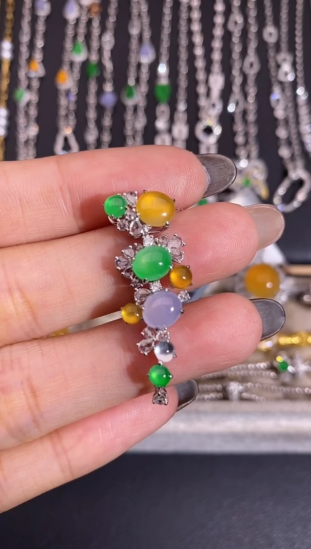 颈饰18K金镶嵌翡翠吊坠