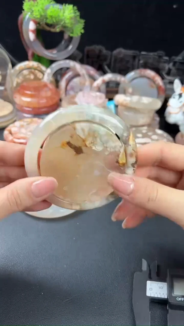 未镶嵌手镯（圆镯）石英质玉60