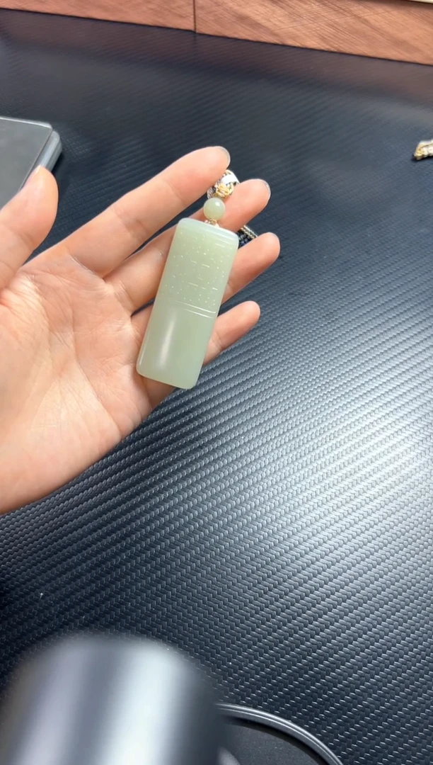 吊坠(赠链)未镶嵌和田玉百**兰且末微色差迪克兰m