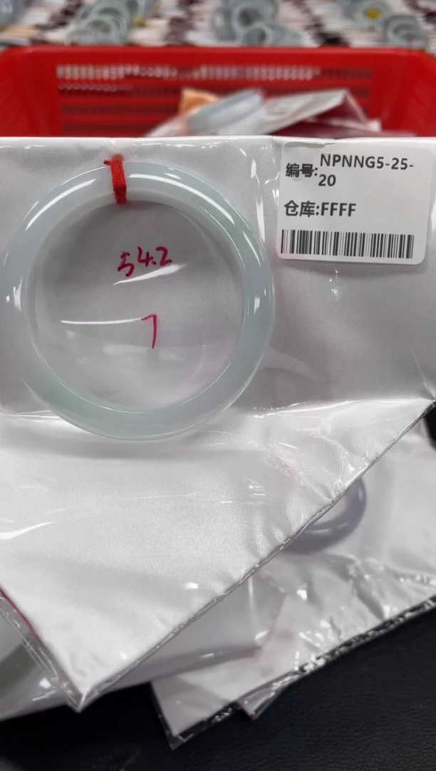 翡翠手镯未镶嵌翡翠手镯