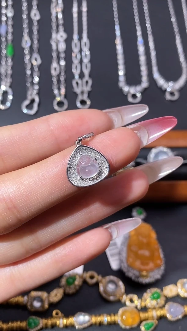 颈饰18K金镶嵌翡翠吊坠