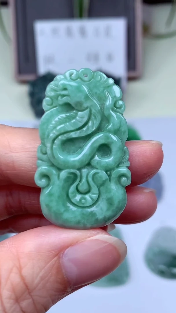 翡翠未镶嵌颈饰吊坠
