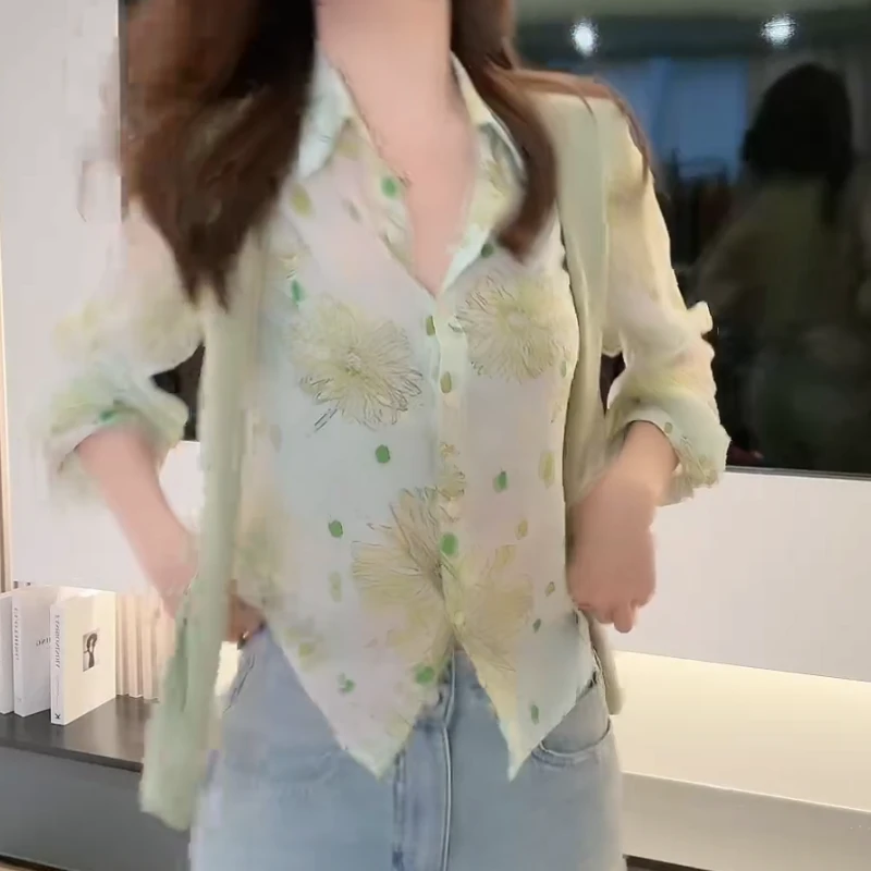 港风气质设计感碎花小衫女人味显白显瘦长袖衬衫LK2501796