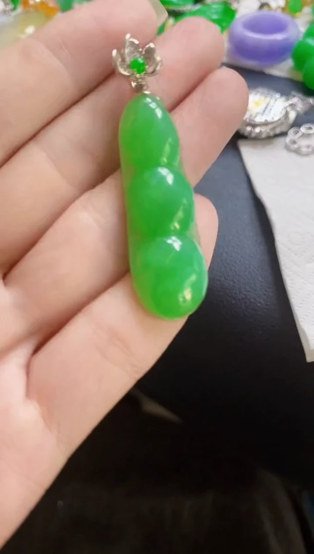 翡翠18K金镶嵌颈饰菊豆