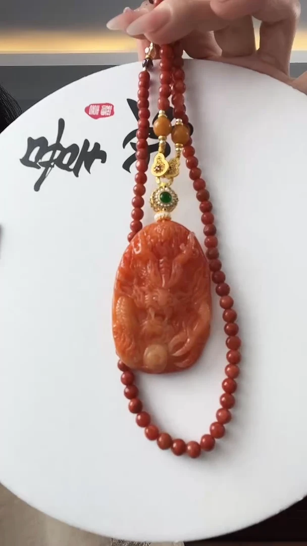 翡翠未镶嵌颈饰龙