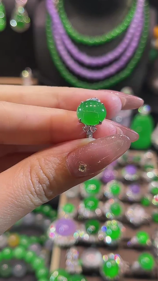 18K金镶嵌戒指翡翠戒指