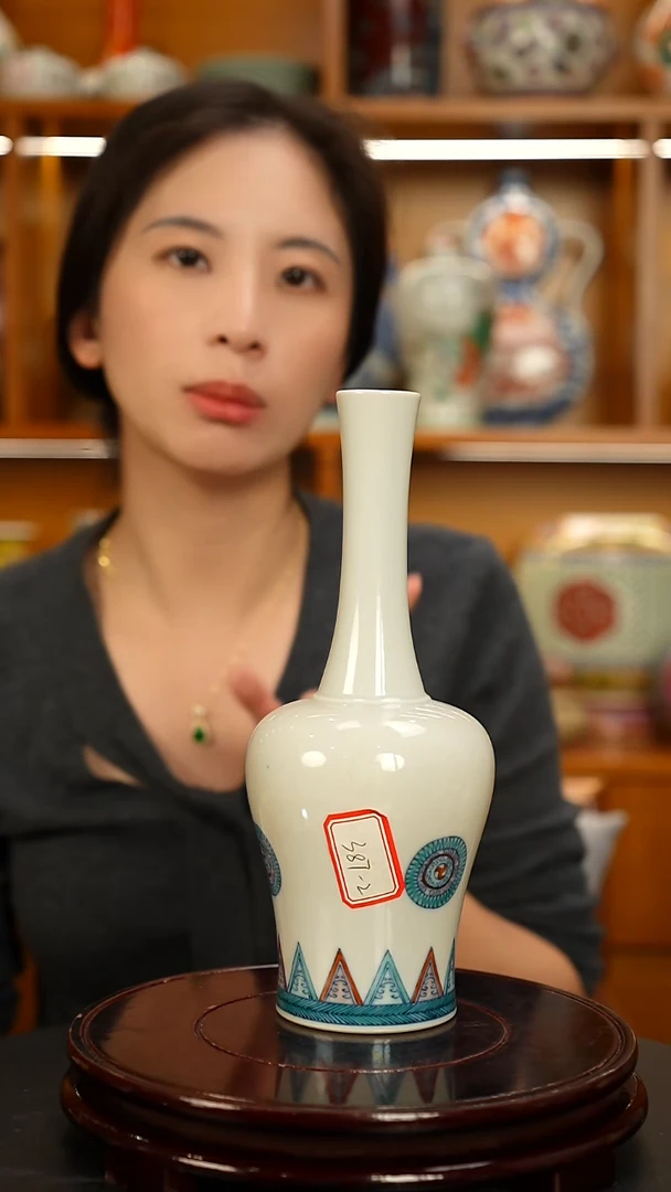 仿清瓷斗彩摇铃尊一只