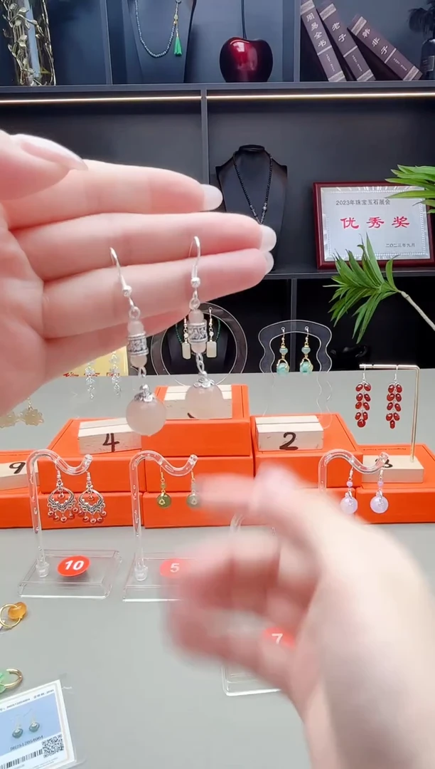 未镶嵌石英质玉（天山翠）耳钉805